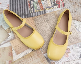 イエローのメリージェーンレザーフラットシューズ、ソフトシープスキンレディースシューズ、レトロな快適ギフト、ハンドメイドヴィンテージスタイル、クリスマスプレゼントのアイデア