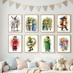 Puede incluir: Conjunto de ocho impresiones en acuarela enmarcadas con personajes de la película animada Shrek. Las impresiones muestran a Asno, Shrek, Fiona, Gato con Botas, Lord Farquaad y el Hombre de Jengibre, con fondos de acuarela coloridos.