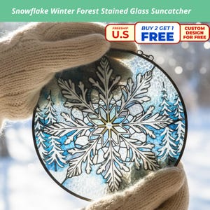 Könnte beinhalten: Ein runder Glas-Suncatcher mit einem Schneeflocken-Design und Winterwaldelementen. Der Suncatcher hat einen schwarzen Metallrahmen und wird von einer Person mit beigen Handschuhen gehalten. Der Text "Snowflake Winter Forest Stained Glass Suncatcher" befindet sich oben.
