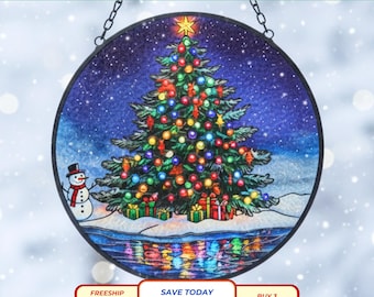 星とクリスマスツリーが描かれた雪景色のコテージのステンドグラス