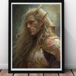Könnte beinhalten: Gerahmter Fantasy-Kunstdruck mit einer männlichen Figur mit langem, blondem Haar, Hörnern und spitzen Ohren. Die Figur trägt eine verzierte Rüstung mit floralen Mustern und goldenen Akzenten vor einem gedämpften Hintergrund.
