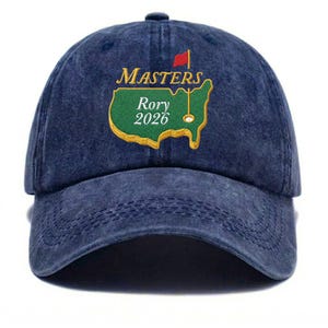 Może przedstawiać: Niebieska dżinsowa czapka z daszkiem z zakrzywionym daszkiem. Czapka zawiera napis "MASTERS" nad zielono-złotym obrysem pola golfowego, czerwoną flagą i napisem "Rory 2026".