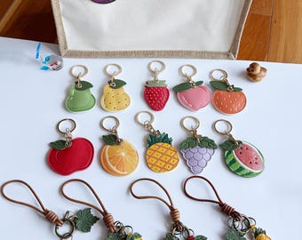 Fruit AirTag Schlüsselanhänger: Taschenanhänger aus PU-Leder, Foodie Geschenk