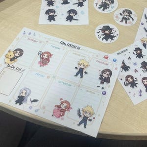 Peut inclure: Un ensemble de planificateur et d'autocollants sur le thème de Final Fantasy VII. Le planificateur présente une mise en page hebdomadaire avec des illustrations de personnages. Les autocollants comprennent divers modèles de personnages. Le texte "FINAL FANTASY VII" est visible.