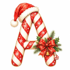 Peut inclure: Une lettre majuscule A conçue comme une canne en sucre rayée rouge et blanche avec des motifs de flocons de neige blancs. La lettre est surmontée d'un bonnet de Père Noël rouge et ornée d'un nœud rouge, de houx, de baies et d'une clochette.