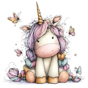 Puede incluir: Ilustración caprichosa de un unicornio sentado con un cuerno dorado y cabello de colores pastel. El unicornio tiene un hocico rosado y está rodeado de mariposas. La obra de arte tiene una calidad suave y soñadora, ideal para la decoración infantil o artículos de fantasía.