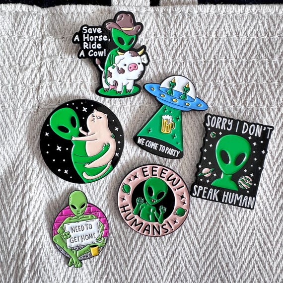 Cute Alien Enamel Pins, Quirky Alien Badge Funny Alien Brooch for Canvas Bags, Lanyards, Accessary for Alien Lovers, Fun Gift for Friends