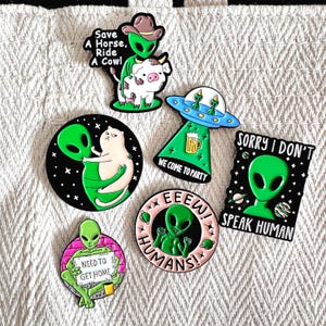 Cute Alien Enamel Pins, Quirky Alien Badge Funny Alien Brooch for Canvas Bags, Lanyards, Accessary for Alien Lovers, Fun Gift for Friends