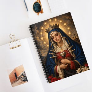 Caderno Espiral Nossa Senhora das Dores | Diário Católico, 118 Páginas Pautadas, Encadernação Metálica (Formato de Bolso)