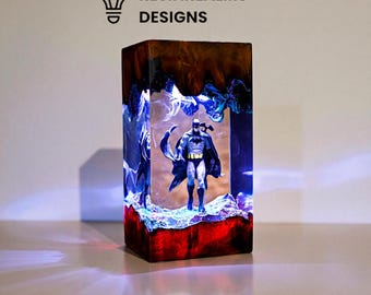 Lámpara artesanal de resina epoxi de superhéroe / Escultura de luz LED personalizada / Decoración friki para la oficina / Regalo para él / Luz nocturna de resina