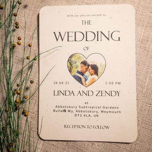 Anpassbare Hochzeitseinladung mit herzförmigen Medaillon Foto eingestellt