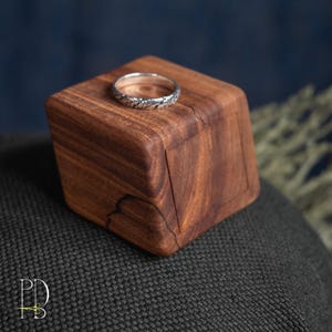 Małe, ręcznie robione, rustykalne, drewniane pudełko na małe pierścionki i biżuterię