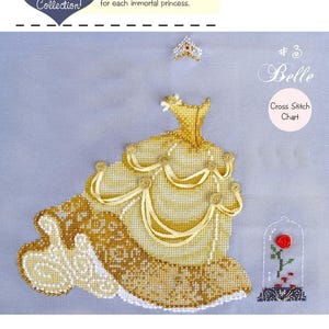 Può includere: Un modello a punto croce con un abito da principessa giallo, una corona e una campana di vetro con una rosa rossa. Il testo recita "Dress Up Collection" e "The Fairy Tale Princess". Il modello è etichettato come "#3 Belle".