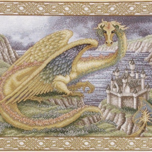 Könnte beinhalten: Eine Kreuzstichstickerei mit einem großen goldenen Drachen mit detaillierten Flügeln, der auf einer Klippe über einer steinernen Burg thront. Die Szene zeigt eine Landschaft mit Hügeln und Wasser, eingefasst in einen dekorativen keltischen Knotenrahmen.