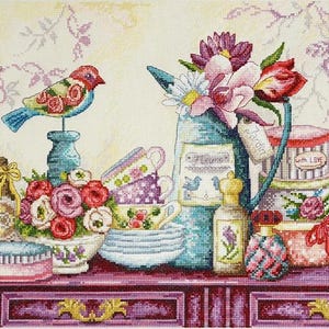 Patrón digital imprimible de punto de cruz en PDF + Marcador de patrón SAGA Shabby Chic, cuenco de cocina, rosa vintage, flores moradas, ramo de pájaros, paz DMC