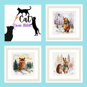 Può includere: Quattro opere d'arte a punto croce incorniciate. Una presenta sagome di gatti neri con la scritta "Cat Cross Stitch". Le altre raffigurano un orso, un gufo e un riccio con un coniglio, il tutto in un ambiente forestale.