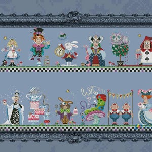 Könnte beinhalten: Kreuzstich-Kunstwerk mit Figuren aus Alice im Wunderland, darunter Alice, der Hutmacher, das weiße Kaninchen, die Herzkönigin und die Grinsekatze. Das Kunstwerk ist in einem dunkelgrauen, verzierten Rahmen vor hellblauem Hintergrund gerahmt.
