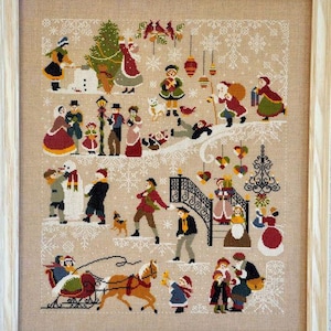 Peut inclure: Broderie au point de croix représentant une scène de vacances d'hiver avec des personnages, une calèche et un sapin de Noël. L'œuvre présente un fond beige avec des flocons de neige blancs et un cadre en bois.