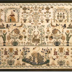 Può includere: Campione antico incorniciato con ricamo a punto croce dettagliato. L'opera presenta varie figure, animali e motivi floreali nelle tonalità del marrone, verde e beige. Il campione include testo ed è racchiuso in una cornice di legno scuro.