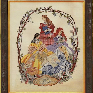 Può includere: Ricamo a punto croce incorniciato in una cornice di legno scuro, raffigurante quattro donne in abiti d'epoca. Un arco floreale circonda le figure, con la scritta "Little Women" in basso. La tavolozza dei colori include gialli, rossi, blu e viola.