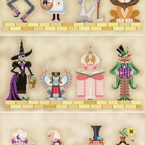 Op de afbeelding: Kruissteekfiguren van personages uit The Wizard of Oz, waaronder de Vogelverschrikker, Dorothy en de Blikken Man. De figuren zijn in een pixelachtige stijl en staan op een gele bakstenen weg. Andere personages zijn de Leeuw, de Boze Heks en Glinda.