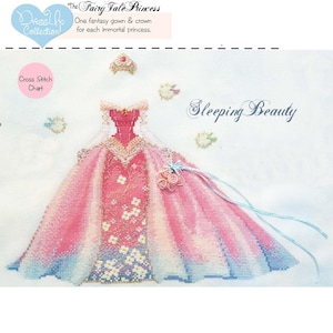 Op de afbeelding: Een kruissteekpatroon met een roze en blauwe jurk en kroon, getiteld "Sleeping Beauty". Het ontwerp bevat bloemaccenten en de tekst "Dress Up Collection!" en "The Fairy Tale Princess."