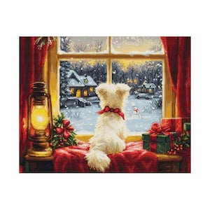 Può includere: Un cane bianco con un fiocco rosso è seduto su un cuscino rosso, guardando fuori da una finestra una scena invernale innevata. Una lanterna accesa e regali confezionati sono su entrambi i lati del cane. Le tende rosse incorniciano la finestra.