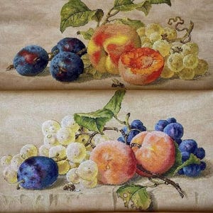 Può includere: Opera d'arte a punto croce raffigurante una natura morta di frutta. L'immagine mostra pesche mature, prugne viola e uva verde. La frutta è disposta su uno sfondo beige, con cuciture dettagliate che creano un aspetto realistico.