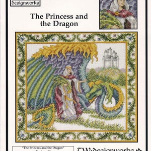 Könnte beinhalten: Ein TW Designworks Kreuzstich-Set mit dem Titel The Princess and the Dragon. Das Cover zeigt eine Stickerei-Illustration einer Prinzessin in einem weiß-roten Kleid mit einem grünen und gelben Drachen, einer Burg und einer Blumenbordüre.