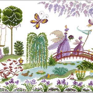 Könnte beinhalten: Ein Kreuzstichmuster mit einer Gartenszene, die zwei Figuren in violetten Kleidern zeigt, eine an einer Schaukel und eine auf einer Holzbrücke. Das Design umfasst eine Trauerweide, Schmetterlinge, violette Blumen und einen Teich mit Enten.