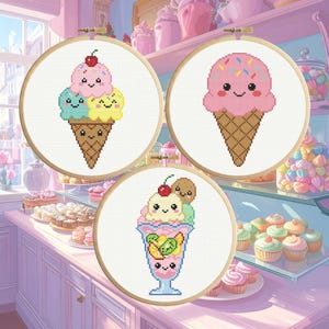 Puede incluir: Tres aros de bordado de punto de cruz con diseños de helados. Uno muestra un cono de tres bolas con cereza, otro un cono de una sola bola con chispas y el último un sundae en un vaso. Los diseños son en colores pastel.