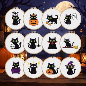 Può includere: Dodici telai da ricamo circolari in legno contenenti motivi a punto croce di gatti neri con occhi verdi. I disegni presentano vari temi di Halloween, tra cui zucche, fantasmi, pipistrelli, teschi, ragni, cappelli da strega, calderoni e scope.