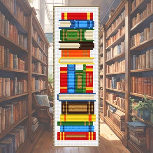 Può includere: Un segnalibro a punto croce con una pila di libri colorati. I libri sono di vari colori, tra cui rosso, blu, verde, arancione e giallo. Lo sfondo mostra una biblioteca con scaffali pieni di libri.