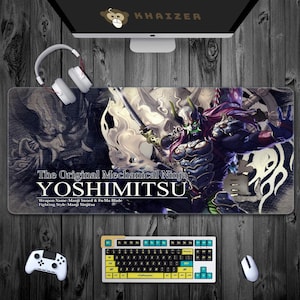 Puede incluir: Alfombrilla de ratón rectangular grande con una ilustración detallada de un guerrero ninja con una espada. El texto "YOSHIMITSU" se muestra de forma destacada, junto con las palabras "The Original Mechanical Ninja". También se ven un teclado, un ratón y un mando.
