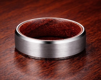 Alianza de boda de carburo de tungsteno con interior de palisandro / Anillo de palisandro para hombre / Anillo de plata cepillada para hombre / Anillo de boda con incrustaciones de madera - 8 mm