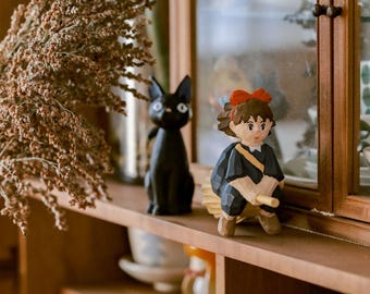 Holzschnitzerei Kiki die Hexe / JiJi-Figur, Teenagerhexenverzierungen, Tischdekoration, Geschenk für Freunde