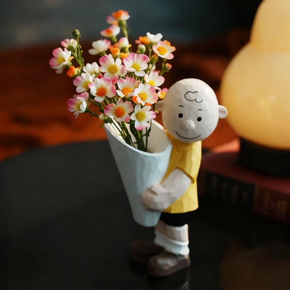 8.5x16cm Handcrafted Wooden Carving Charlie Brown Bouquet Boy Figurine,Desktop Ornament,Gift to Friends