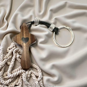 Korshållare, handhållet kors, valnöts-/oliv-/sapeleträ träfickors, tumkors med hjärta, tröstande fidget-bönekors, helande gåva