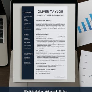 Può includere: Un modello di curriculum digitale per un Business Development Executive, visualizzato su un laptop. Il documento presenta sezioni per informazioni di contatto, competenze, esperienza lavorativa e istruzione. Il testo "UK CV TEMPLATE" è in alto.