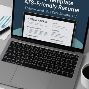 Op de afbeelding: Een laptop met een cv-sjabloon met de tekst "UK CV Template ATS-Friendly Resume". Het scherm toont een cv met secties voor professioneel profiel, werkervaring, vaardigheden en opleiding. Een kopje koffie en documenten liggen op het bureau.