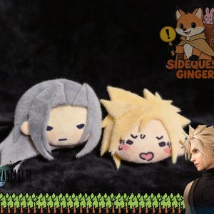 Peut inclure: Deux peluches représentant des personnages stylisés de Final Fantasy VII. L'une a de longs cheveux gris et une expression neutre, tandis que l'autre a des cheveux blonds en pointe, un visage rougissant et une bouche en forme de cœur. Logo Final Fantasy VII.