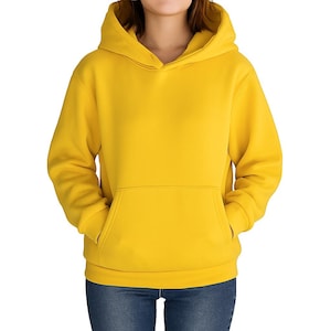 Pode incluir: Um moletom amarelo brilhante com um bolso canguru e um capuz. O moletom é feito de um material macio e é usado com jeans azuis. O moletom é de estilo casual.