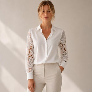 Elegante camicetta in chiffon con maniche in pizzo, ideale per il lavoro in un ambiente casual-elegante.