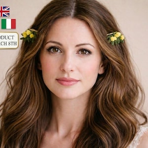 Puede incluir: Una mujer con cabello castaño largo y ondulado, adornada con pequeñas pinzas para el cabello con flores amarillas. La imagen incluye el texto "DIGITAL PRODUCT GIFT FOR MARCH 8TH" y varias banderas.