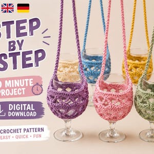Könnte beinhalten: Eine Sammlung von sechs gehäkelten Weinglashaltern in Lila, Pink, Grün, Blau, Gelb und Creme, jeweils mit einem Trageband und einem dekorativen Lochmuster. Der Text auf dem Bild lautet STEP BY STEP, 10 MINUTE PROJECT, DIGITAL DOWNLOAD und CROCHET PATTERN EASY QUICK FUN.