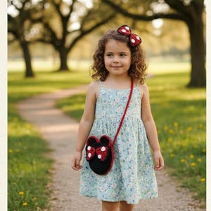Puede incluir: Una niña pequeña con un vestido floral azul claro, un bolso negro con correa roja y lazo de lunares blancos, y un lazo para el pelo a juego. La imagen incluye el texto "Bag and Hairclip Set" y "2-in-1 SET: Bag & Hair Bow Pattern".