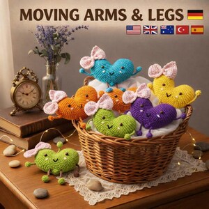 Peut inclure: Des jouets en forme de cœur crochetés, avec des bras et des jambes mobiles et un nœud. Ils sont dans un panier en osier. Le texte "MOVING ARMS & LEGS" est visible en haut de l'image.