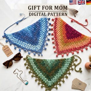 Könnte beinhalten: Drei gehäkelte Dreieckstücher in Blau-, Rot-Orange- und Grüntönen, jedes mit dekorativem Rand. Das Bild enthält Sonnenbrillen, eine Halskette und den Text "GIFT FOR MOM DIGITAL PATTERN".