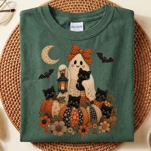 T-shirt Halloween Chat Fantôme Mignon, T-shirt Fantôme Patchwork Vintage, T-shirt Automne Chat Noir Citrouille, Motif Halloween Cottagecore, Cadeau pour la Saison des Frissons