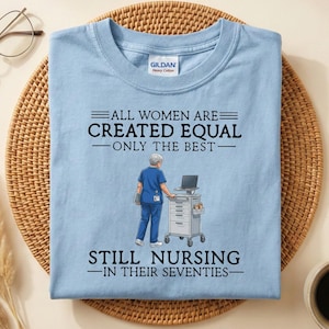 Camiseta "Todavía amamantando a los setenta", Camiseta de cumpleaños para enfermeras de 70 años, Regalo para enfermera jubilada, Camiseta para abuela enfermera, Regalo de jubilación para mamá